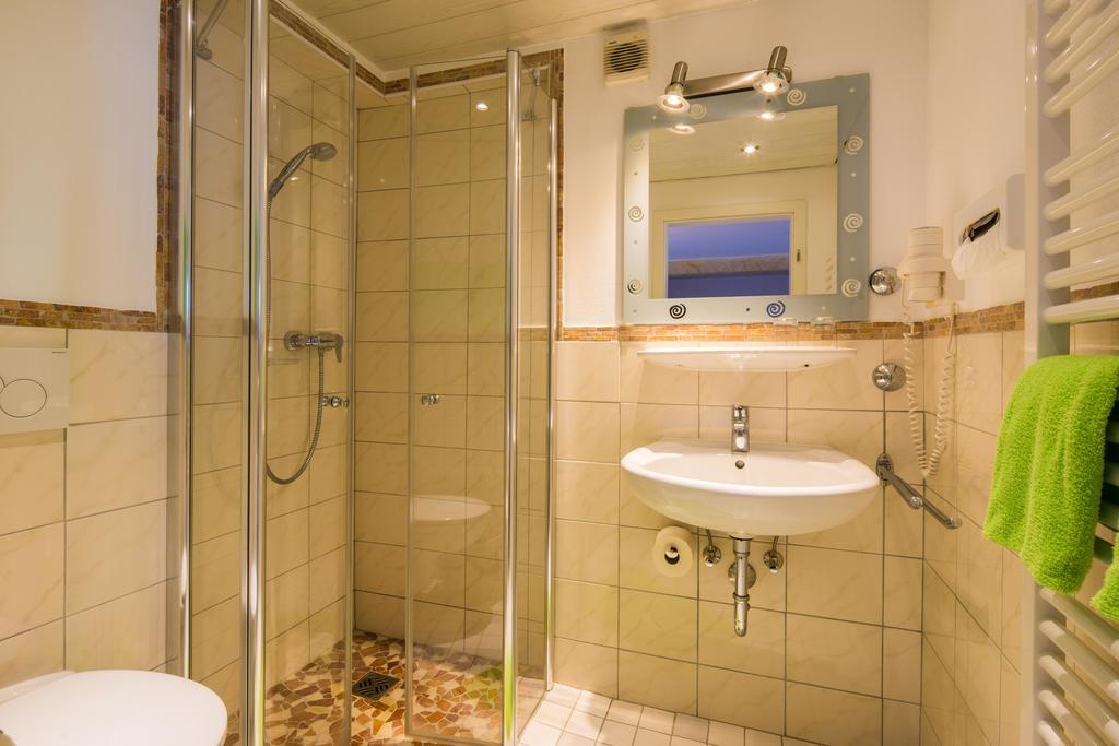 Hotel Landgasthof Zum Schildhauer Halfing Bagian luar foto